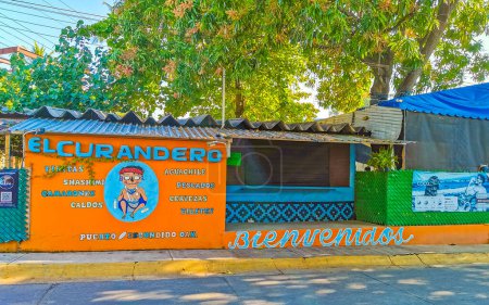 Téléchargez les photos : Puerto Escondido Oaxaca Mexique 16. Janvier 2023 Mur de magasin de restaurant avec des dessins d'art de graffiti de nature humaine colorée et de belles peintures à Rinconada Bacocho Puerto Escondido Oaxaca Mexique. - en image libre de droit