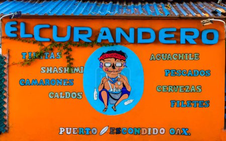 Téléchargez les photos : Puerto Escondido Oaxaca Mexique 16. Janvier 2023 Mur de magasin de restaurant avec des dessins d'art de graffiti de nature humaine colorée et de belles peintures à Rinconada Bacocho Puerto Escondido Oaxaca Mexique. - en image libre de droit