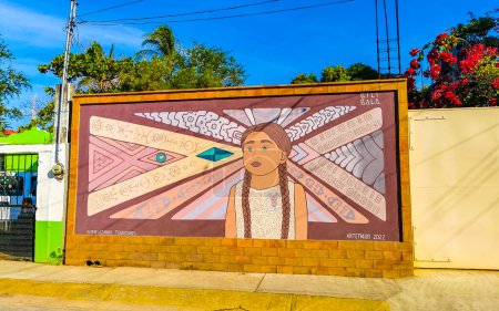 Téléchargez les photos : Puerto Escondido Oaxaca Mexique 20. Janvier 2023 Mur avec des dessins d'art de graffiti de nature humaine colorée et de belles peintures à Rinconada Bacocho Puerto Escondido Oaxaca Mexique. - en image libre de droit