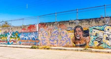 Téléchargez les photos : Puerto Escondido Oaxaca Mexique 24. Mars 2023 Mur avec des dessins d'art de graffiti de nature humaine colorée et de belles peintures à Rinconada Bacocho Puerto Escondido Oaxaca Mexique. - en image libre de droit