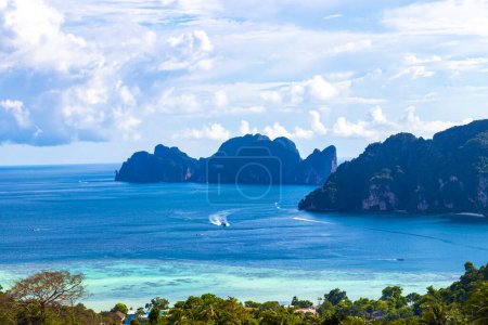 Foto de Hermosa laguna de playa famosa vista panorámica entre rocas de piedra caliza y agua turquesa en la isla Koh Phi Phi Don en Ao Nang Amphoe Mueang Krabi Tailandia en el sudeste asiático. - Imagen libre de derechos