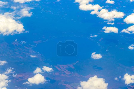 Foto de Volando en avión sobre México con vista a volcanes, montañas y nubes. - Imagen libre de derechos
