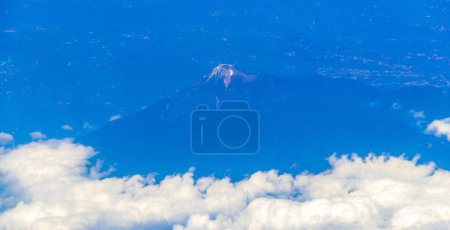 Foto de Volando en avión sobre México con vista a volcanes, montañas y nubes. - Imagen libre de derechos