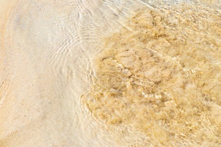 Foto de Hermosas olas de agua de la cueva de mini cenote en el océano de playa con arena en Playa del Carmen en Quintana Roo México. - Imagen libre de derechos