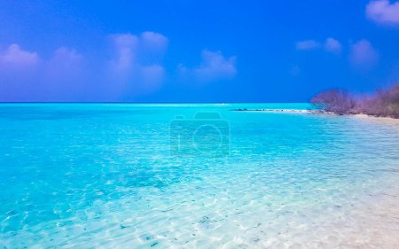 Foto de Islas naturales del banco de arena tropical con gradiente de color en el agua Madivaru y Finolhu en el atolón Rasdhoo Maldivas. - Imagen libre de derechos