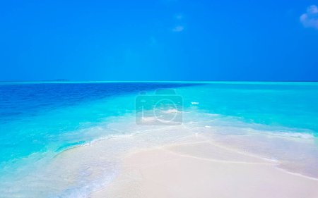 Foto de Gradiente de color en las islas del banco de arena Madivaru y Finolhu en el atolón Rasdhoo Maldivas.. - Imagen libre de derechos