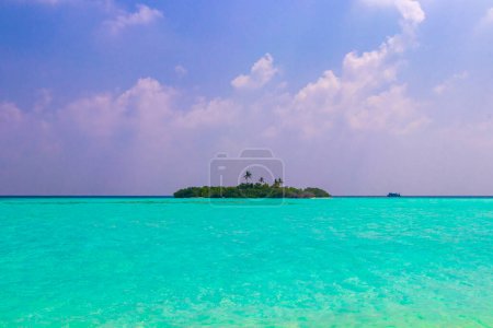 Foto de Islas naturales del banco de arena tropical con gradiente de color en el agua Madivaru y Finolhu con vistas a la isla Rasdhoo en el atolón de Rasdhoo Maldivas. - Imagen libre de derechos