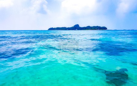Foto de Isla paradisíaca tropical Kuramathi para vacaciones de lujo con palmeras de arena blanca y aguas turquesas en el atolón Rasdhoo Maldivas. - Imagen libre de derechos