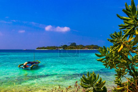 Foto de Isla paradisíaca tropical Kuramathi para vacaciones de lujo con palmeras de arena blanca y aguas turquesas en el atolón Rasdhoo Maldivas. - Imagen libre de derechos