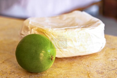 Foto de Paquete de limas y tortillas para tacos mexicanos en Playa del Carmen Quintana Roo México. - Imagen libre de derechos