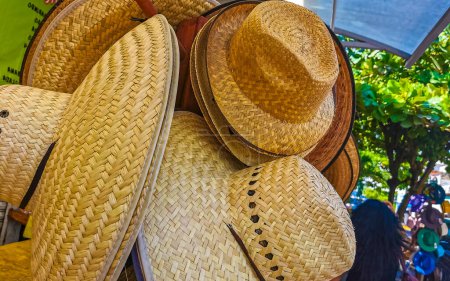 Téléchargez les photos : Chapeaux et casquettes élégantes sur le marché mexicain à Zicatela Puerto Escondido Oaxaca Mexique. - en image libre de droit