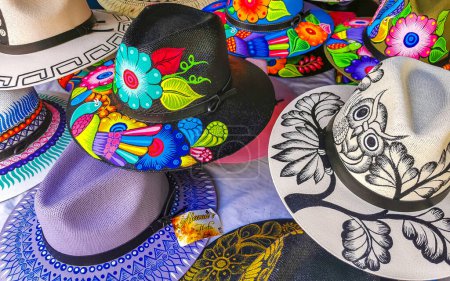 Téléchargez les photos : Puerto Escondido Oaxaca Mexique 20. Janvier 2023 Chapeaux élégants et casquettes sur le marché mexicain à Zicatela Puerto Escondido Oaxaca Mexique. - en image libre de droit