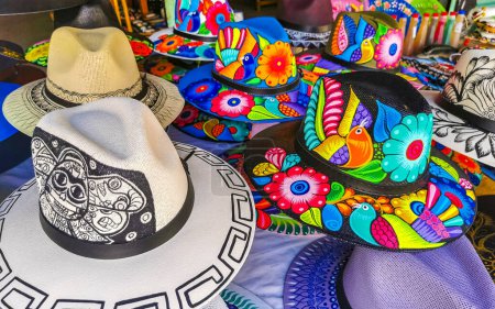 Téléchargez les photos : Puerto Escondido Oaxaca Mexique 20. Janvier 2023 Chapeaux élégants et casquettes sur le marché mexicain à Zicatela Puerto Escondido Oaxaca Mexique. - en image libre de droit