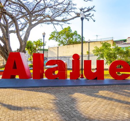 Téléchargez les photos : Alajuela Costa Rica 05. Février 2021 Alajuela enseigne de lettrage de nom en rouge à Alajuela Costa Rica en Amérique centrale. - en image libre de droit