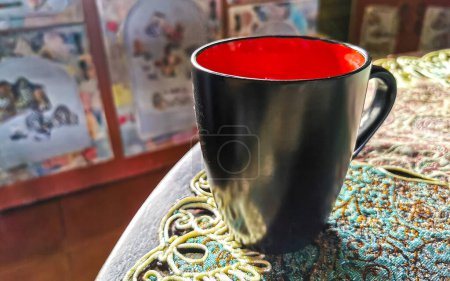 Téléchargez les photos : Tasse à café rouge et noire sur une élégante nappe turquoise à Para Heredia Costa Rica en Amérique centrale. - en image libre de droit