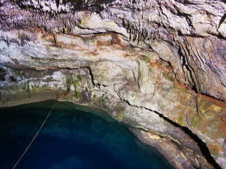 Foto de Fregadero de Cenote Tankach Ha Tankach-Ha con rocas calizas y agua azul turquesa en el municipio de Coba Tulum Quintana Roo México. - Imagen libre de derechos