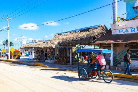 Foto de Chiquila Lazaro Cárdenas en Quintana Roo México 21. Diciembre 2021 Bicicleta Mexicana Cubierta en Chiquila Lazaro Cárdenas en Quintana Roo México. - Imagen libre de derechos