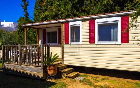 Téléchargez les photos : Petite cabane à louer maison rouge et blanche dans le jardin à Voula Attica Grèce. - en image libre de droit