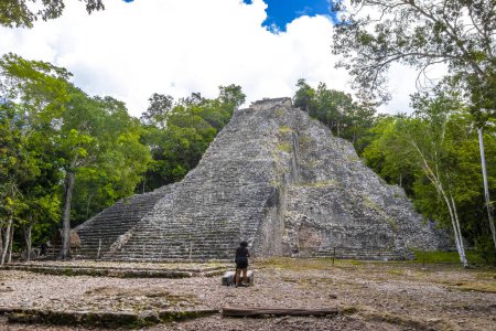 Foto de Coba Maya Ruina el antiguo edificio y pirámide Nohoch Mul en la selva tropical en el municipio de Coba Tulum Quintana Roo México. - Imagen libre de derechos
