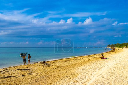 Téléchargez les photos : Playa del Carmen Quintana Roo Mexique 05. Août 2023 Tropical mexicain Caraïbes plage et mer avec beaucoup de plaisir les gens chaises longues parasols eau turquoise à Playa del Carmen Mexique. - en image libre de droit