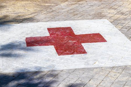 Téléchargez les photos : Panneau de la Croix Rouge Panneau et symbole sur le parking de Playa del Carmen Quintana Roo Mexique. - en image libre de droit