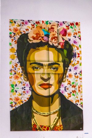 Foto de Centro Histórico Ciudad de México México 07. Febrero 2021 Famoso retrato de Frido Kahlo de rivera en Centro Histórico Ciudad de México México. - Imagen libre de derechos