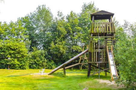 Foto de Torre de madera con tobogán y escaleras en parque infantil en Hemmoor Hechthausen Cuxhaven Baja Sajonia Alemania. - Imagen libre de derechos