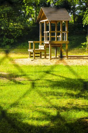 Foto de Parque infantil como prisión detrás de la valla en Hemmoor Hechthausen Cuxhaven Baja Sajonia Alemania. - Imagen libre de derechos