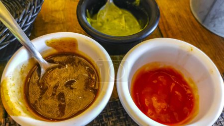 Foto de 3 salsas verde cilantro rojo ketchup y barbacoa en Playa del Carmen Quintana Roo México. - Imagen libre de derechos