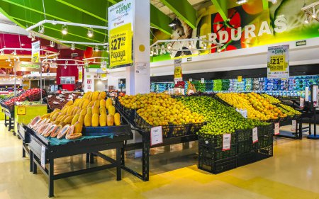 Foto de Supermercado desde el interior Estantes Bienes Personas Carritos de la compra Productos Pasillos en Playa del Carmen Quintana Roo México. - Imagen libre de derechos