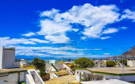 Strand Berge Landschaft Blick und blauer Himmel mit Wolken in Simons Town Kapstadt Kapstadt Westkap Südafrika Südafrika.