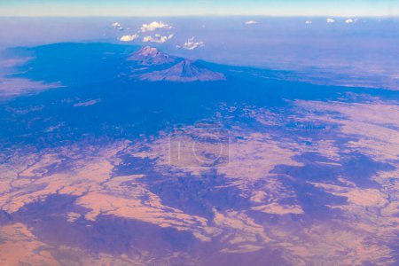 Volando en un avión sobre México Nubes Cielo Volcanes Montañas Ciudad y desierto en México.