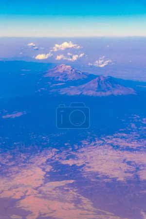 Flug im Flugzeug über Mexiko Wolken Himmel Vulkane Stadt und Wüste in Mexiko.