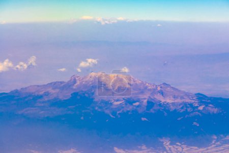 Vol en avion au-dessus du Mexique Nuages Ciel Volcans Montagnes Ville et désert au Mexique.