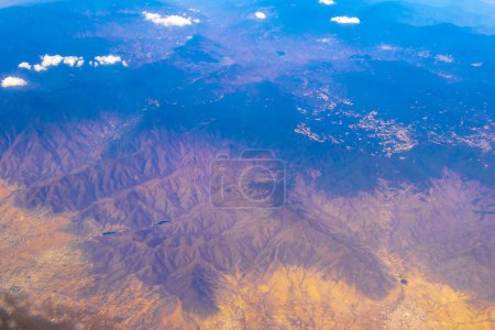 Volando en un avión sobre México Nubes Cielo Volcanes Montañas Ciudad y desierto en México.