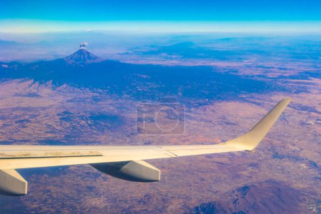 Vol en avion au-dessus du Mexique Nuages Ciel Volcans Montagnes Ville et désert au Mexique.