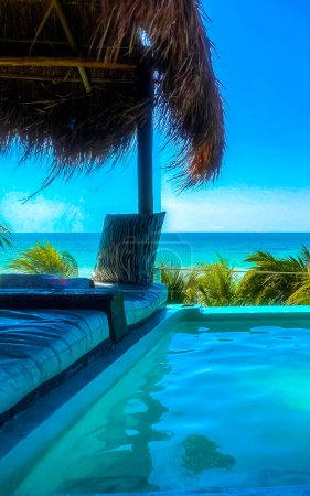 Foto de Holbox Quintana Roo México 16. Mayo 2022 Bar en la azotea con piscina y vista panorámica a la playa y banco de arena con agua turquesa en Isla Holbox en Quintana Roo México. - Imagen libre de derechos