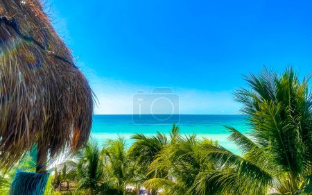 Foto de Holbox Quintana Roo México 16. Mayo 2022 Bar en la azotea con piscina y vista panorámica a la playa y banco de arena con agua turquesa en Isla Holbox en Quintana Roo México. - Imagen libre de derechos