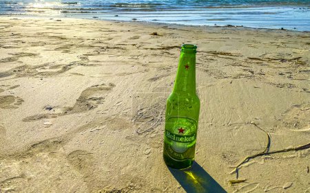 Foto de Isla Holbox en Quintana Roo México 16. Mayo 2022 Beber una botella de cerveza fría Heineken en la playa en el paraíso en la isla Holbox en Quintana Roo México. - Imagen libre de derechos