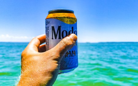 Foto de Isla Holbox en Quintana Roo México 16. Mayo 2022 Beber una lata de cerveza fría Modelo Especial en el barco en la playa en el paraíso en Isla Holbox isla en Quintana Roo México. - Imagen libre de derechos