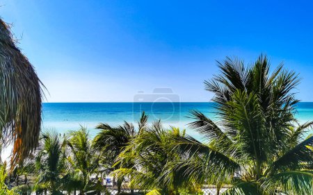 Holbox Quintana Roo Mexiko 16. Mai 2022 Dachbar mit Pool und Panoramablick auf Strand und Sandbank mit türkisfarbenem Wasser auf der Insel Isla Holbox in Quintana Roo Mexiko.