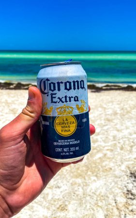 Foto de Isla Holbox en Quintana Roo México 17. Mayo 2022 Beber una lata de cerveza fría Corona Extra en la playa en el paraíso en Isla Holbox isla en Quintana Roo México. - Imagen libre de derechos