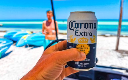 Foto de Isla Holbox en Quintana Roo México 17. Mayo 2022 Beber una lata de cerveza fría Corona Extra en la playa en el paraíso en Isla Holbox isla en Quintana Roo México. - Imagen libre de derechos