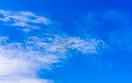 Blauer Himmel mit chemischen Kumuluswolken chemischer Himmel Skalarwellen und Chemtrails am sonnigen Tag in Zicatela Puerto Escondido Oaxaca Mexiko.