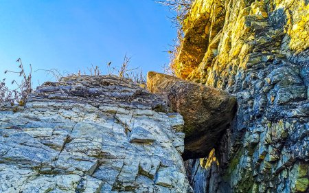 Téléchargez les photos : Beaux rochers falaises pierres et rochers sur la montagne gros rocher géant coincé entre les montagnes à Zicatela Puerto Escondido Oaxaca Mexique. - en image libre de droit