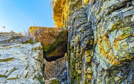 Téléchargez les photos : Beaux rochers falaises pierres et rochers sur la montagne gros rocher géant coincé entre les montagnes à Zicatela Puerto Escondido Oaxaca Mexique. - en image libre de droit