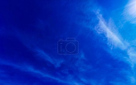 Blauer Himmel mit chemischen Kumuluswolken chemischer Himmel Skalarwellen und Chemtrails am sonnigen Tag in Zicatela Puerto Escondido Oaxaca Mexiko.