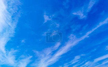 Ciel bleu avec cumulus chimique nuages ciel chimique ondes scalaires et chemtrails par jour ensoleillé à Zicatela Puerto Escondido Oaxaca Mexique.