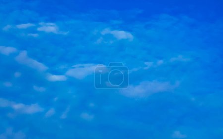 Cielo azul con cúmulos químicos nubes cielo químico ondas escalares y estelas químicas en día soleado en Zicatela Puerto Escondido Oaxaca México.