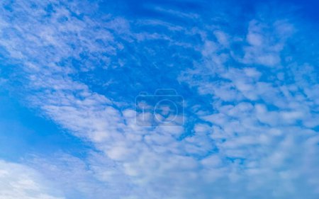 Ciel bleu avec cumulus chimique nuages ciel chimique ondes scalaires et chemtrails par jour ensoleillé à Zicatela Puerto Escondido Oaxaca Mexique.